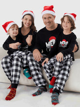 Conjunto de pijama familiar a juego con cuadros navideños